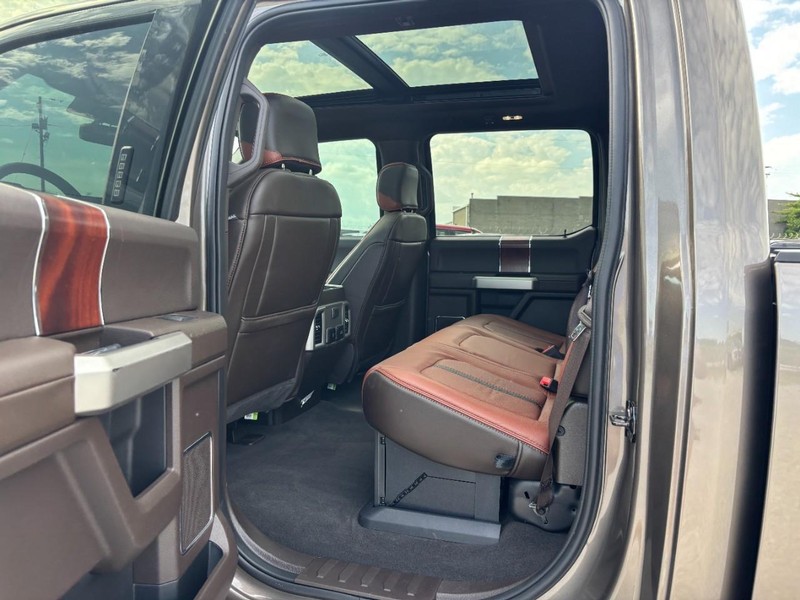 Ford Super Duty F-350 SRW Vehicle Full-screen Gallery Image 13