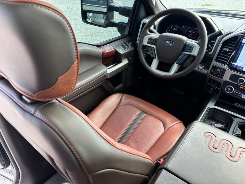 Ford Super Duty F-350 SRW Vehicle Full-screen Gallery Image 14