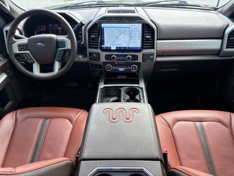 Ford Super Duty F-350 SRW Vehicle Full-screen Gallery Image 15
