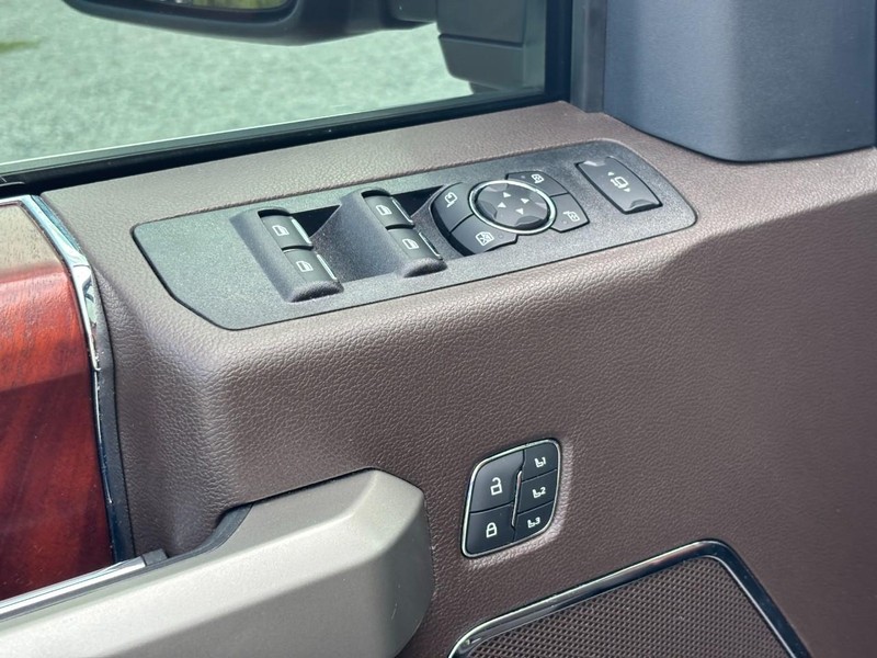 Ford Super Duty F-350 SRW Vehicle Full-screen Gallery Image 18