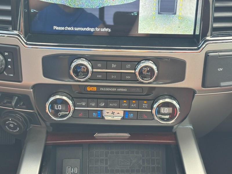 Ford Super Duty F-350 SRW Vehicle Full-screen Gallery Image 24