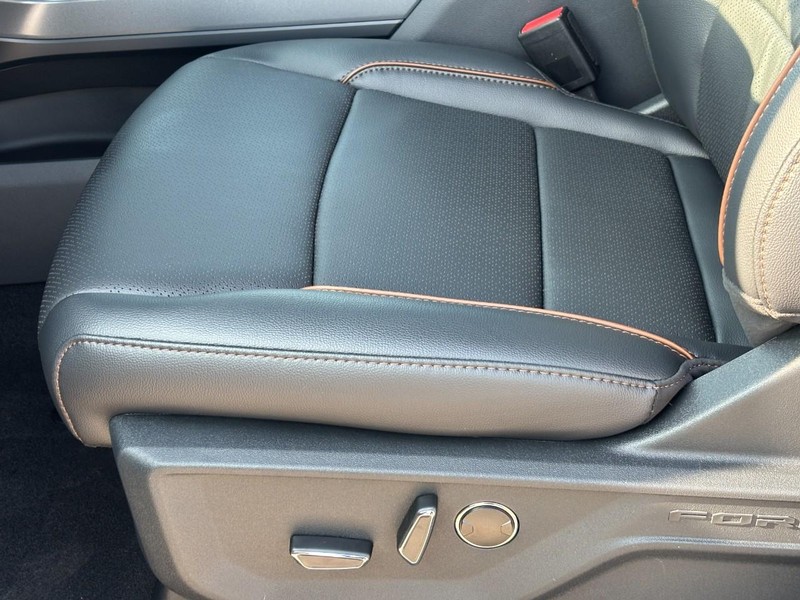 Ford F-150 Vehicle Full-screen Gallery Image 17