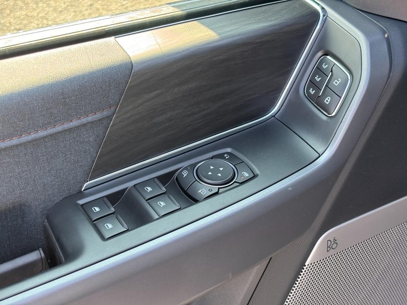 Ford F-150 Vehicle Full-screen Gallery Image 18