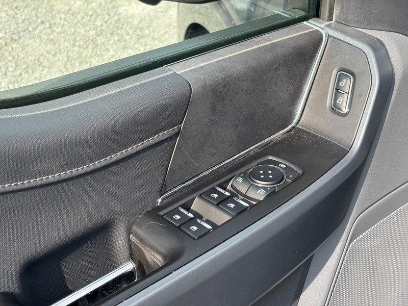 Ford F-150 Vehicle Full-screen Gallery Image 18