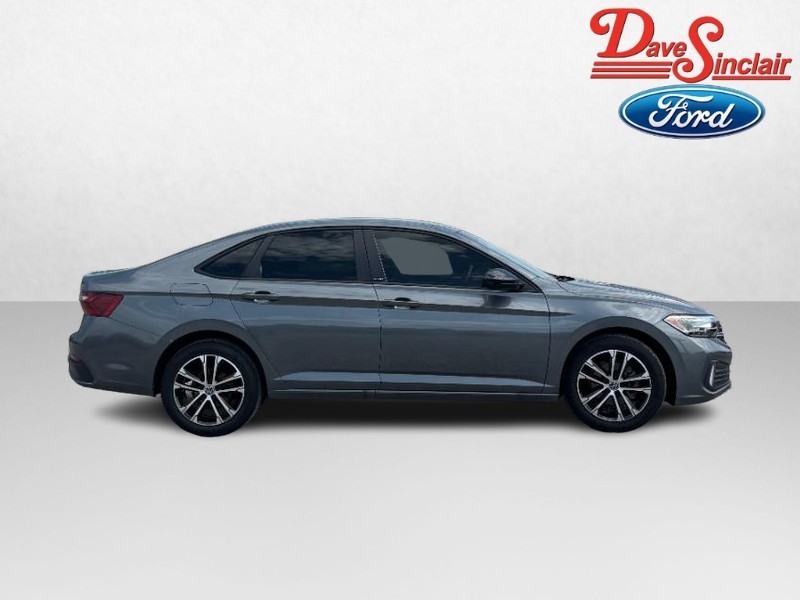 Volkswagen Jetta Vehicle Full-screen Gallery Image 05