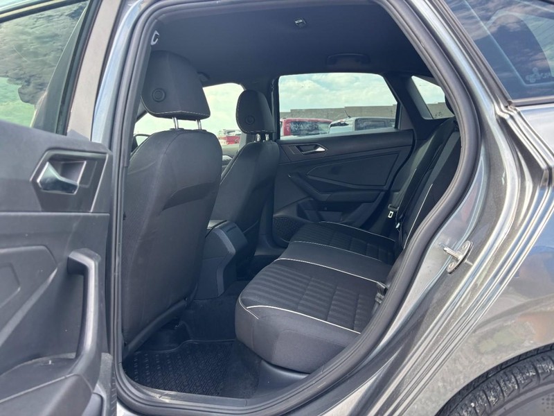 Volkswagen Jetta Vehicle Full-screen Gallery Image 13