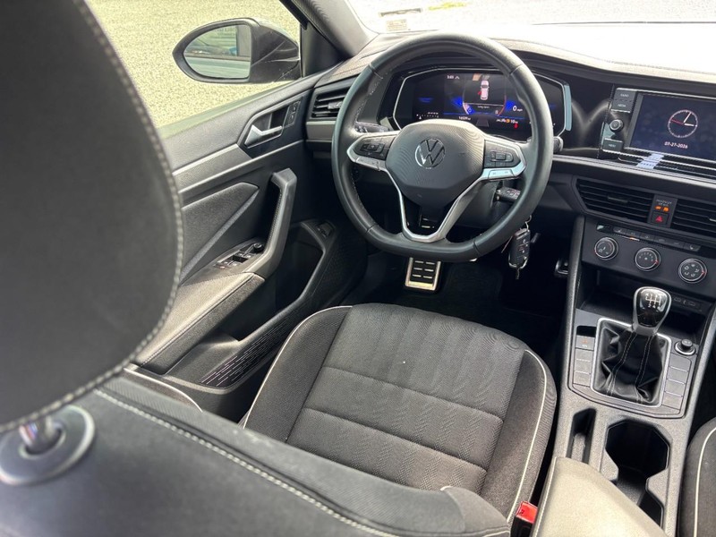 Volkswagen Jetta Vehicle Full-screen Gallery Image 14