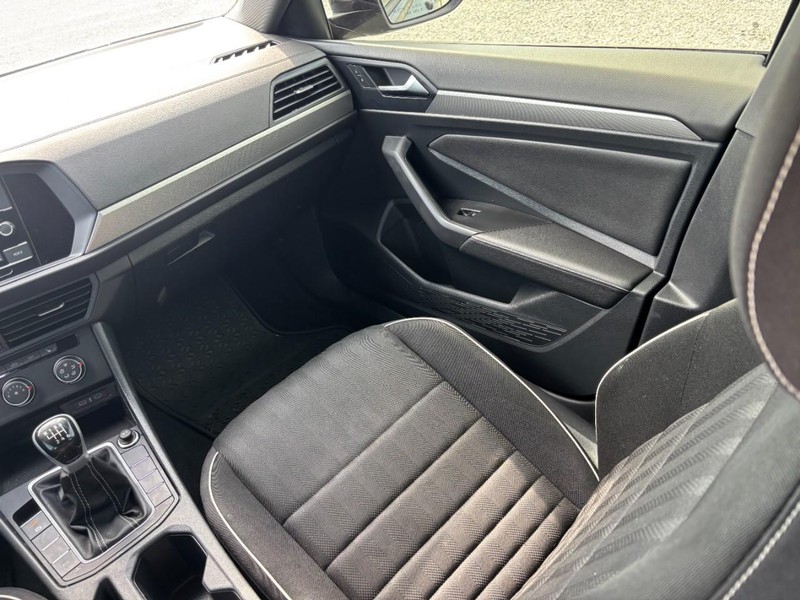 Volkswagen Jetta Vehicle Full-screen Gallery Image 16