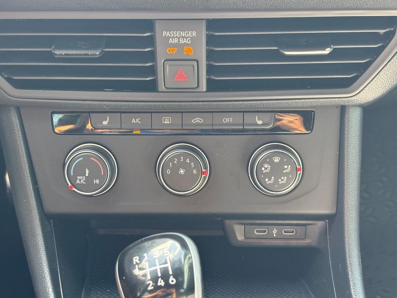 Volkswagen Jetta Vehicle Full-screen Gallery Image 24