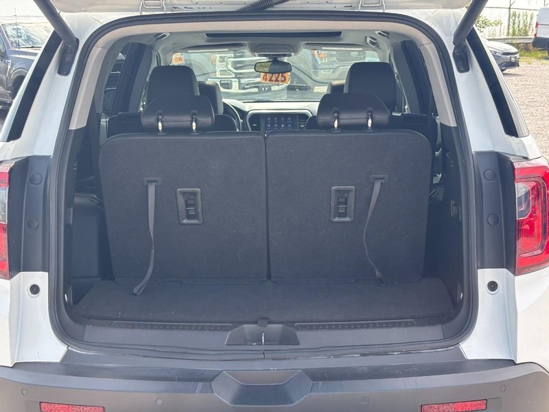 GMC Acadia Vehicle Full-screen Gallery Image 11