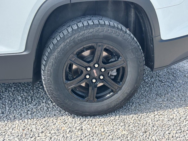 GMC Acadia Vehicle Full-screen Gallery Image 12