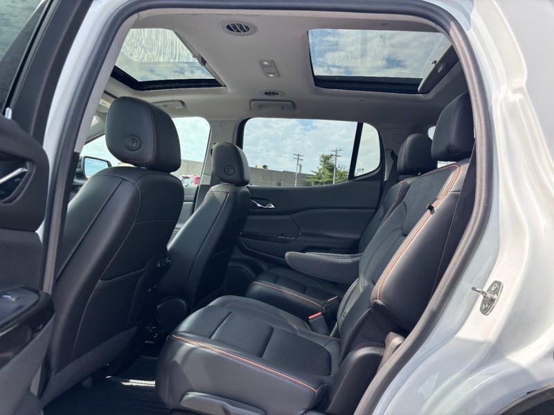 GMC Acadia Vehicle Full-screen Gallery Image 14