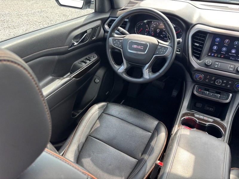 GMC Acadia Vehicle Full-screen Gallery Image 15