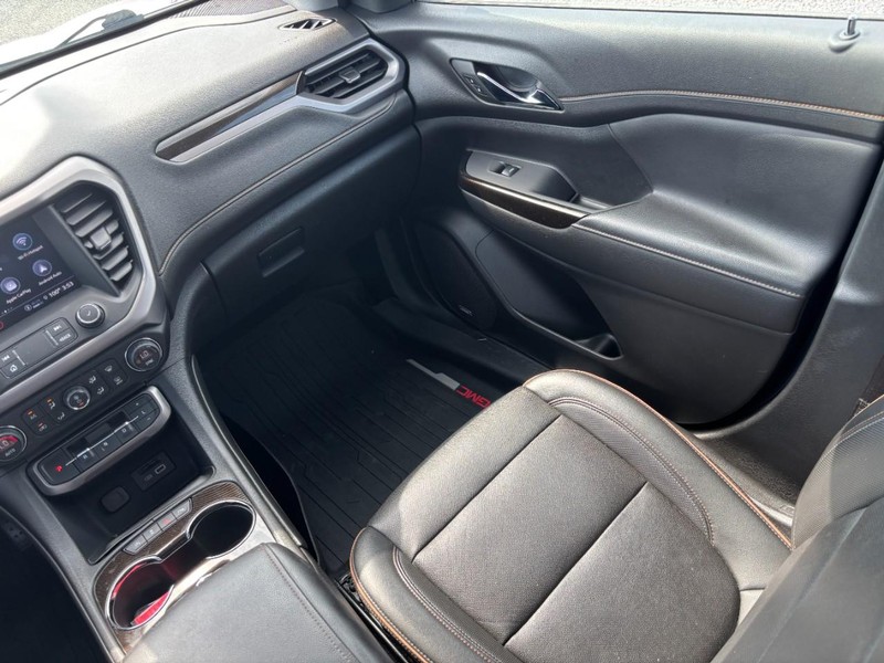 GMC Acadia Vehicle Full-screen Gallery Image 17