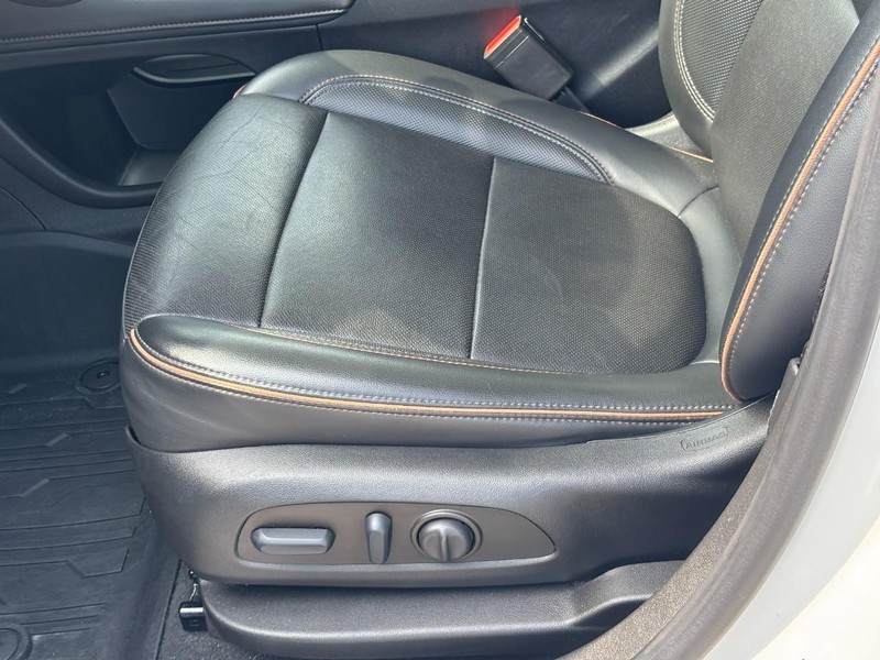 GMC Acadia Vehicle Full-screen Gallery Image 18