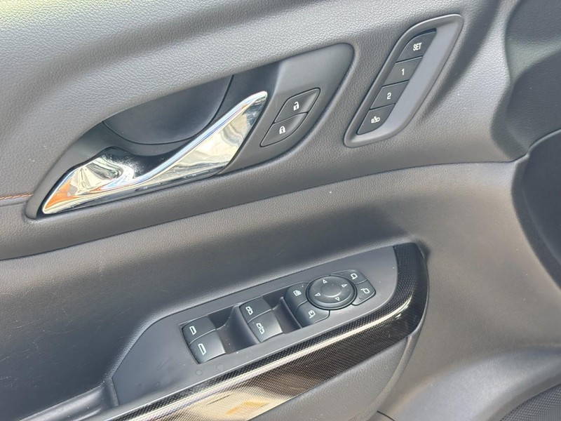 GMC Acadia Vehicle Full-screen Gallery Image 19