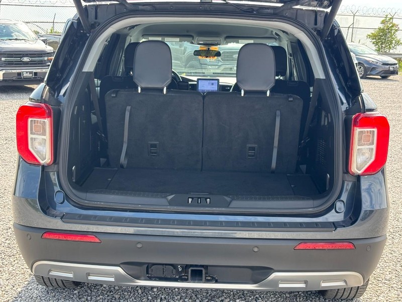 Ford Explorer Vehicle Full-screen Gallery Image 11