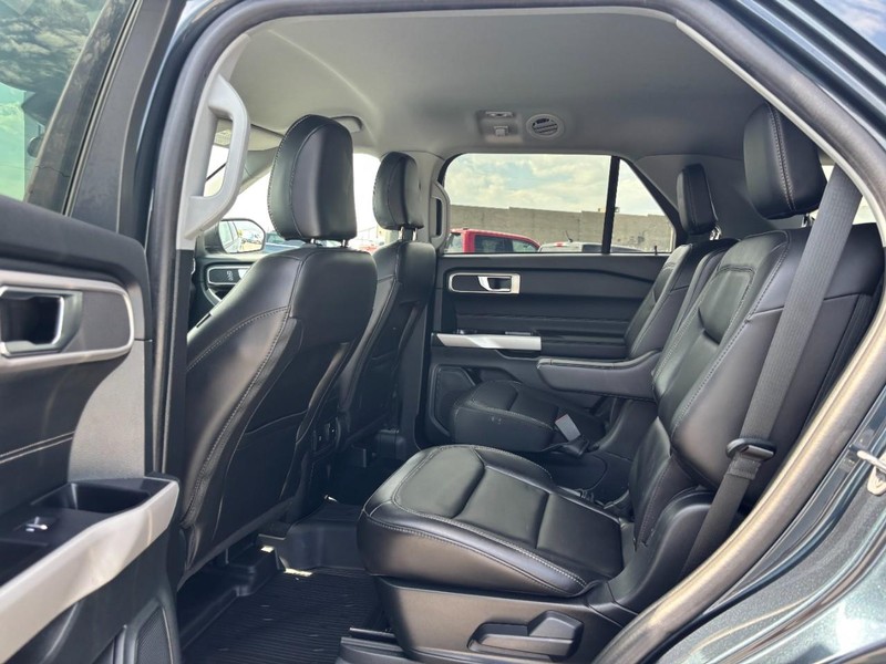 Ford Explorer Vehicle Full-screen Gallery Image 14