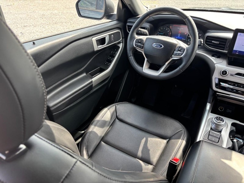 Ford Explorer Vehicle Full-screen Gallery Image 15