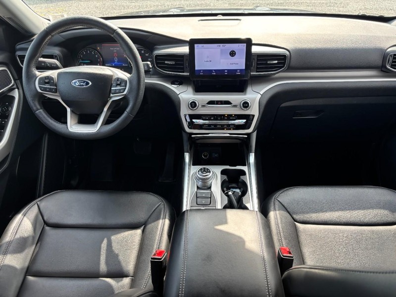 Ford Explorer Vehicle Full-screen Gallery Image 16