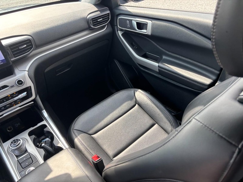 Ford Explorer Vehicle Full-screen Gallery Image 17
