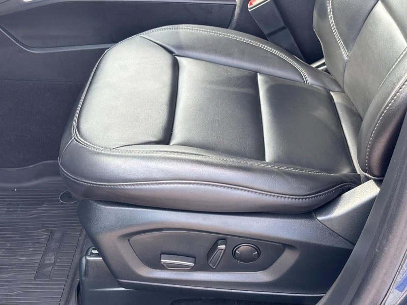 Ford Explorer Vehicle Full-screen Gallery Image 18