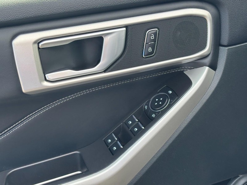 Ford Explorer Vehicle Full-screen Gallery Image 19