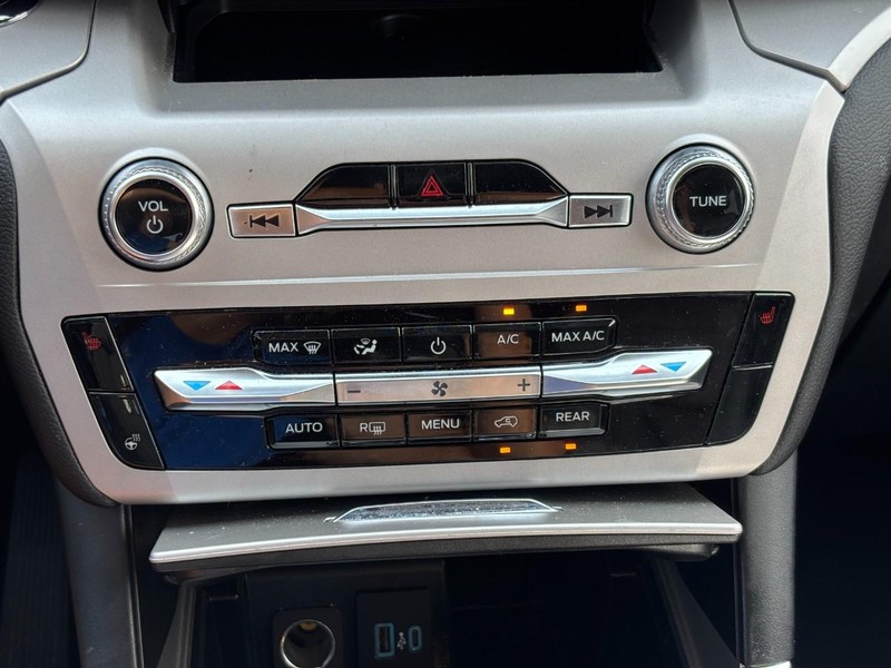 Ford Explorer Vehicle Full-screen Gallery Image 25