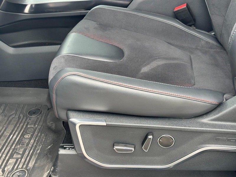 Ford F-150 Vehicle Full-screen Gallery Image 17