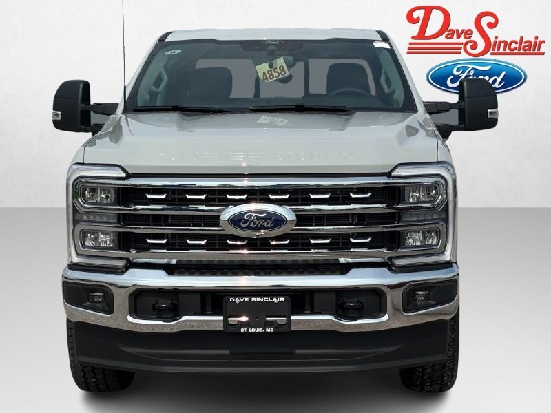 Ford Super Duty F-250 SRW Vehicle Full-screen Gallery Image 02