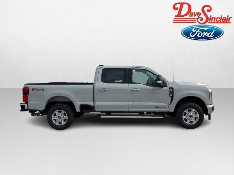 Ford Super Duty F-250 SRW Vehicle Full-screen Gallery Image 05
