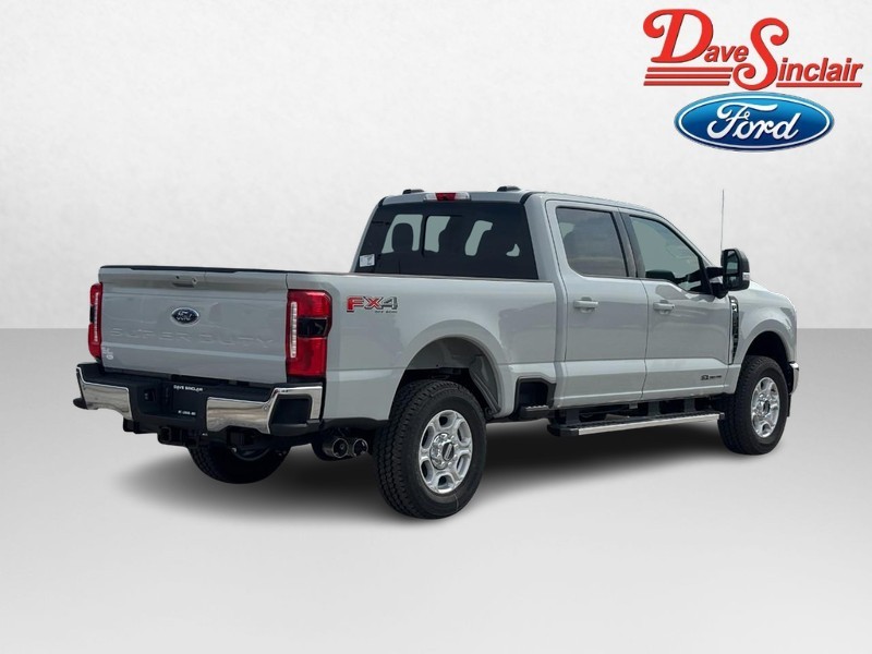 Ford Super Duty F-250 SRW Vehicle Full-screen Gallery Image 07