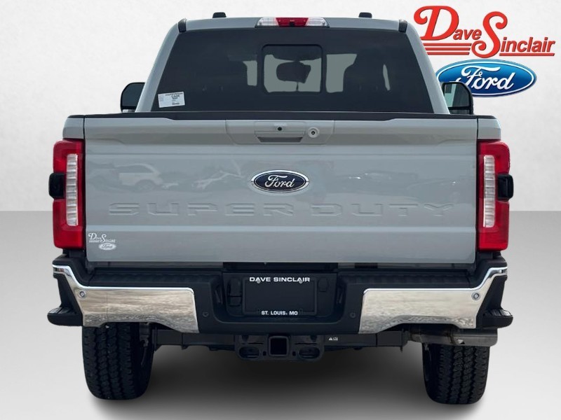 Ford Super Duty F-250 SRW Vehicle Full-screen Gallery Image 08