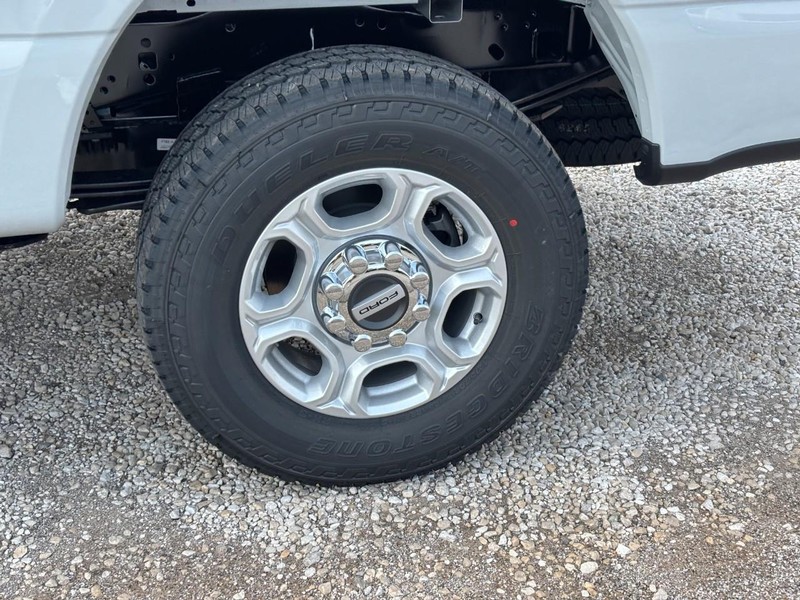 Ford Super Duty F-250 SRW Vehicle Full-screen Gallery Image 12