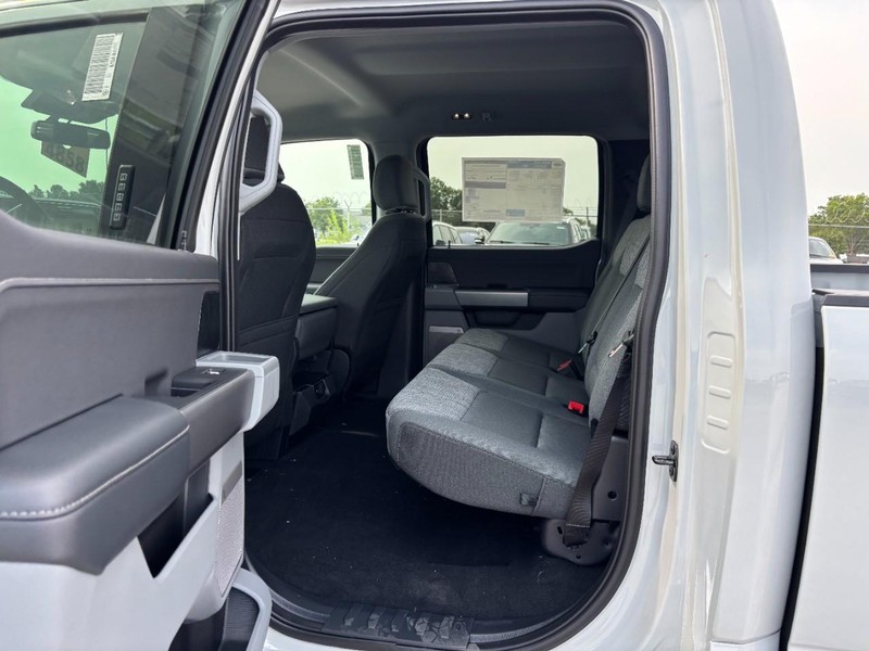 Ford Super Duty F-250 SRW Vehicle Full-screen Gallery Image 13