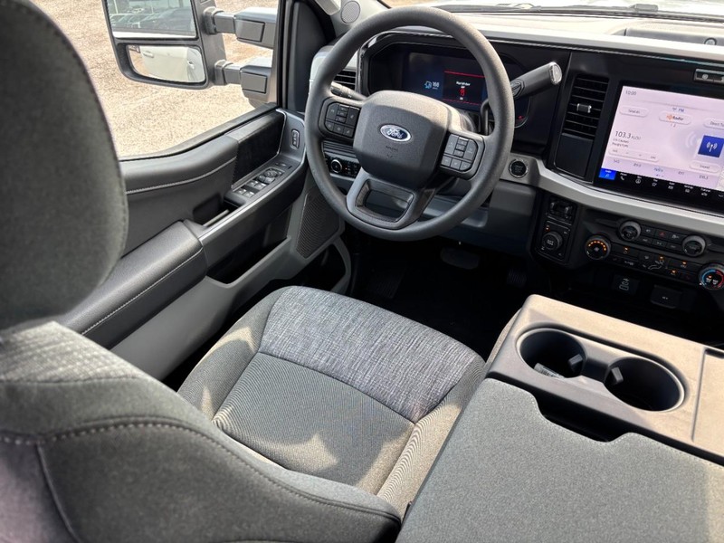 Ford Super Duty F-250 SRW Vehicle Full-screen Gallery Image 14