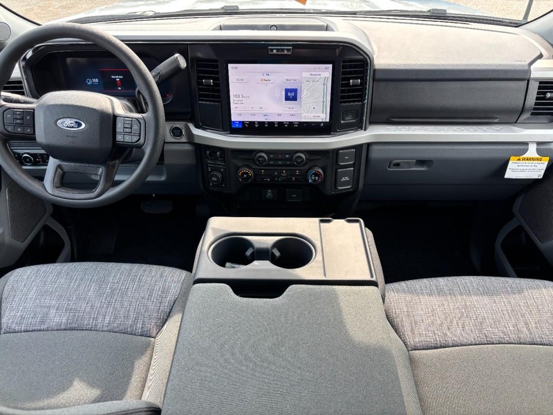 Ford Super Duty F-250 SRW Vehicle Full-screen Gallery Image 15