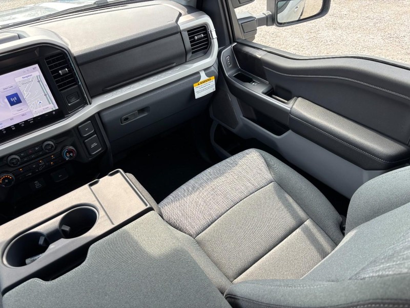 Ford Super Duty F-250 SRW Vehicle Full-screen Gallery Image 16