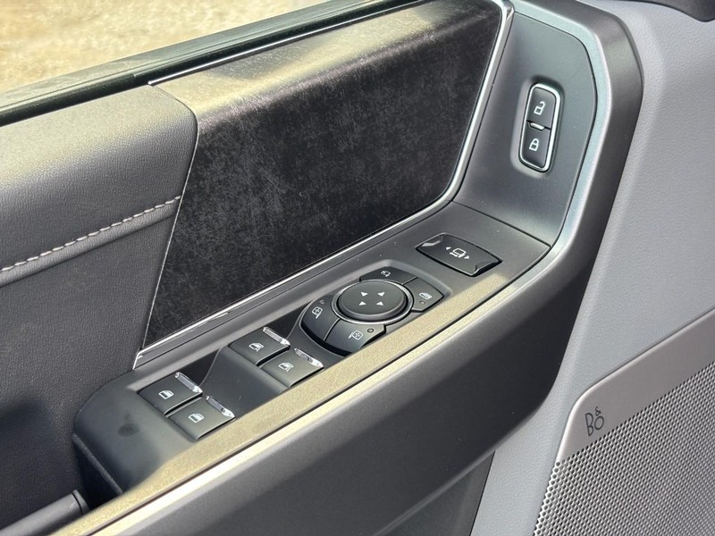 Ford Super Duty F-250 SRW Vehicle Full-screen Gallery Image 18