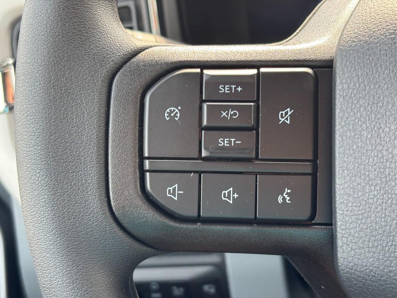 Ford Super Duty F-250 SRW Vehicle Full-screen Gallery Image 19