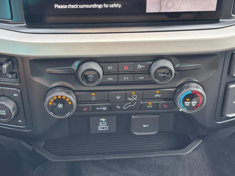 Ford Super Duty F-250 SRW Vehicle Full-screen Gallery Image 25