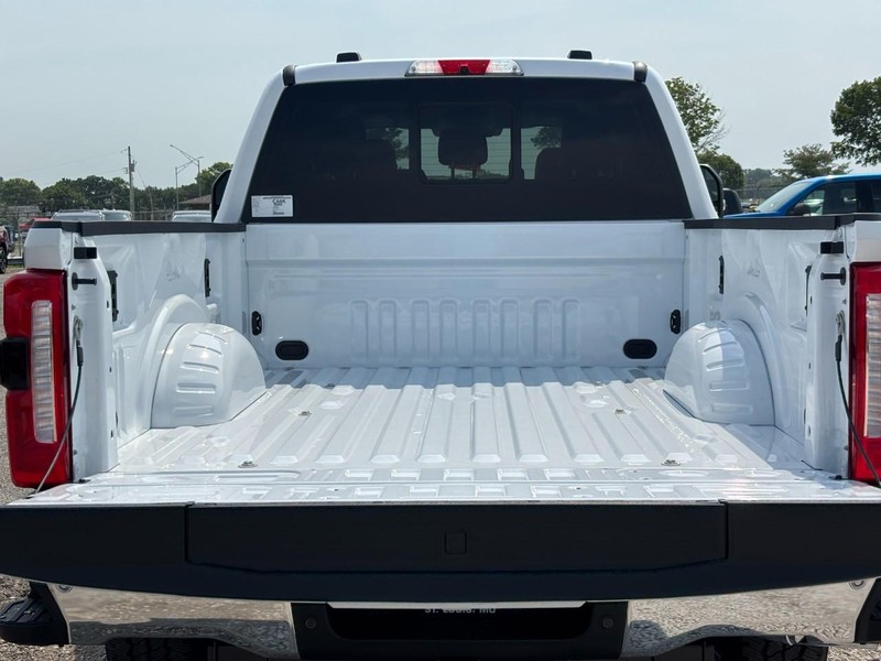 Ford Super Duty F-250 SRW Vehicle Full-screen Gallery Image 11