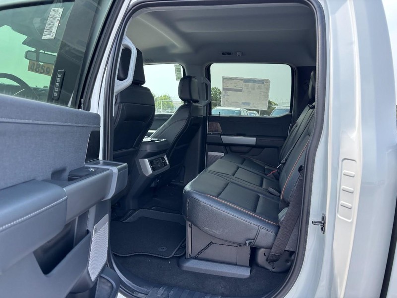 Ford Super Duty F-250 SRW Vehicle Full-screen Gallery Image 13