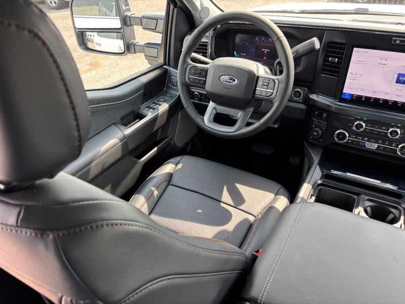 Ford Super Duty F-250 SRW Vehicle Full-screen Gallery Image 14
