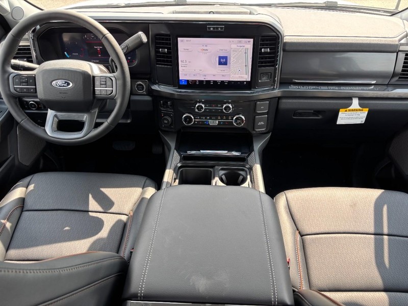 Ford Super Duty F-250 SRW Vehicle Full-screen Gallery Image 15