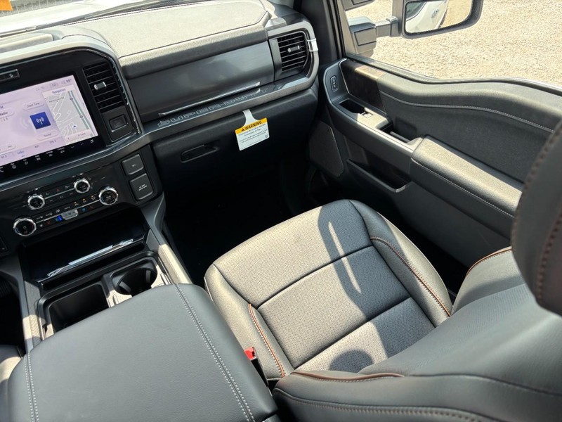 Ford Super Duty F-250 SRW Vehicle Full-screen Gallery Image 16
