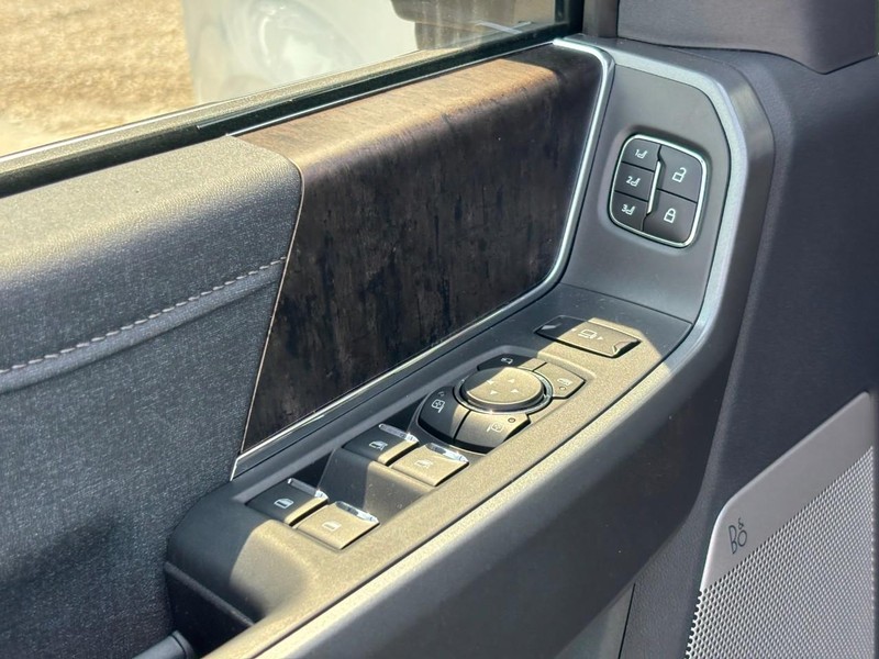Ford Super Duty F-250 SRW Vehicle Full-screen Gallery Image 18