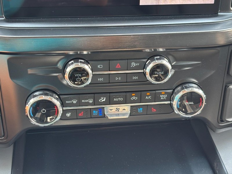 Ford Super Duty F-250 SRW Vehicle Full-screen Gallery Image 25