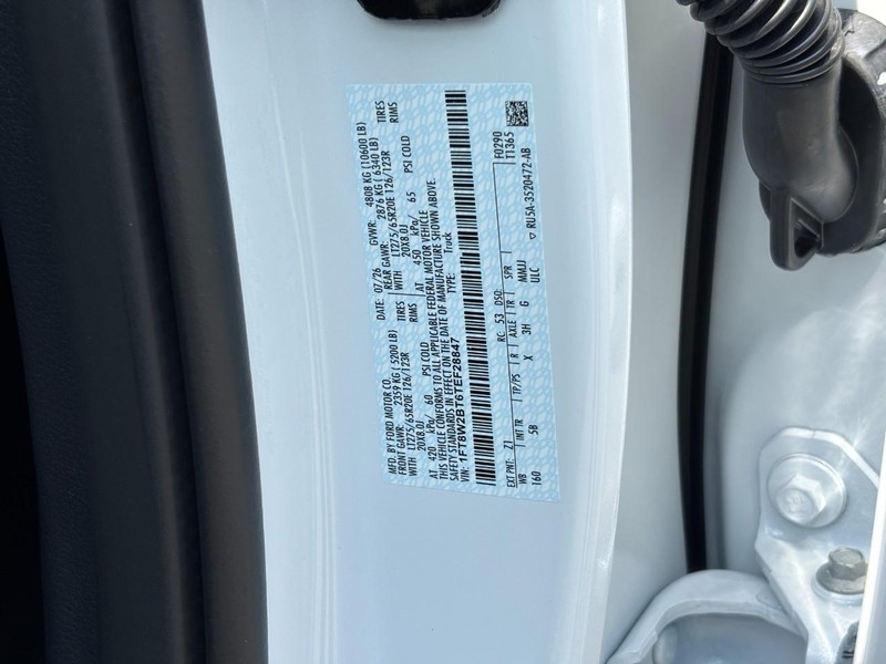 Ford Super Duty F-250 SRW Vehicle Full-screen Gallery Image 26