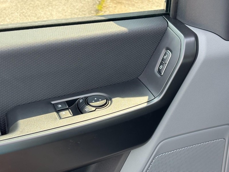Ford F-150 Vehicle Full-screen Gallery Image 15